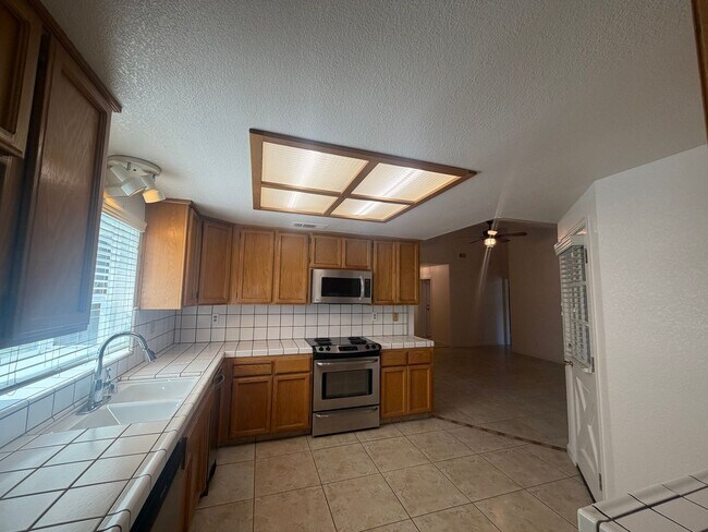 Building Photo - Single story near freeway access and major shopping!