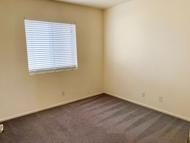 Building Photo - Beautiful 3 bed 2.5 bath Home with 2 car garage