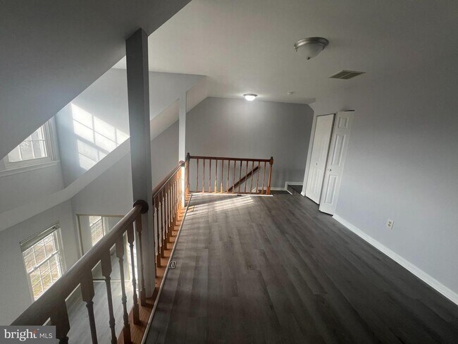 Building Photo - 3325 Midland Ct