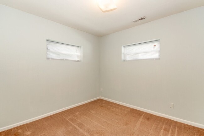 Building Photo - 1443 W 40th St
