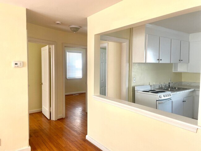 Building Photo - Sunny and Charming Beach Apartment For Rent!