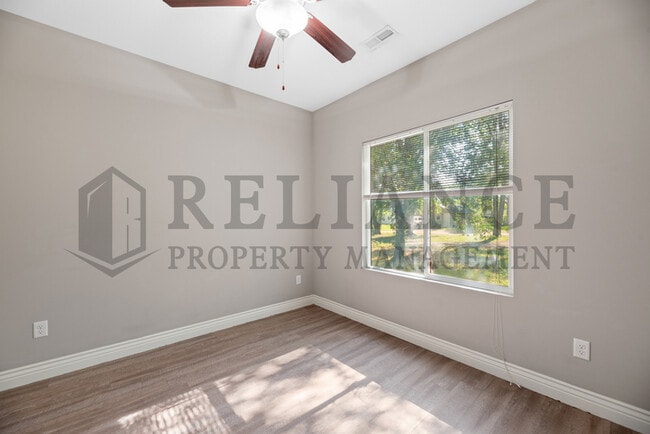 Building Photo - 5507 S Victoria St