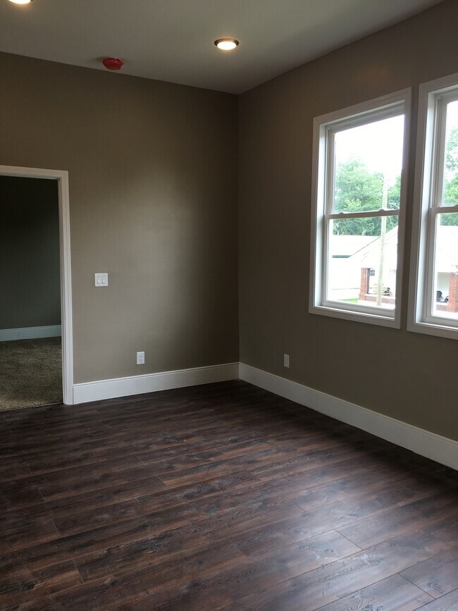 Building Photo - 631 E Chestnut St