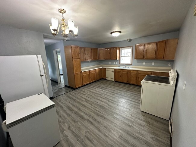 Building Photo - $1650 - 4 Bed 2 Bath Home