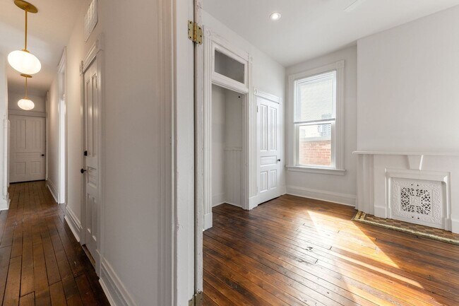 Building Photo - Charming One Bedroom