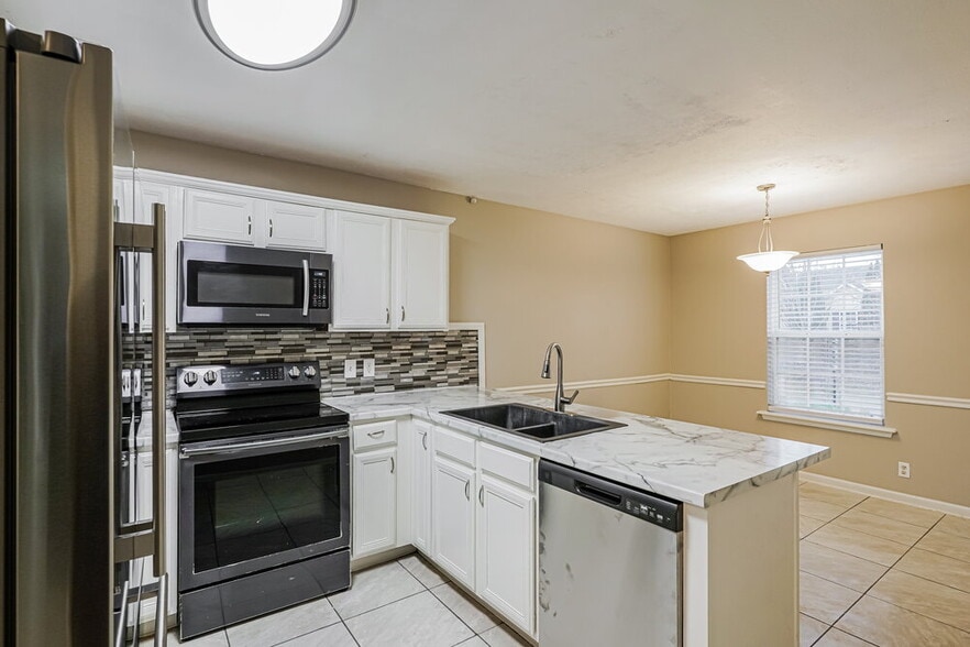 Building Photo - 1043 Tom Hailey Blvd