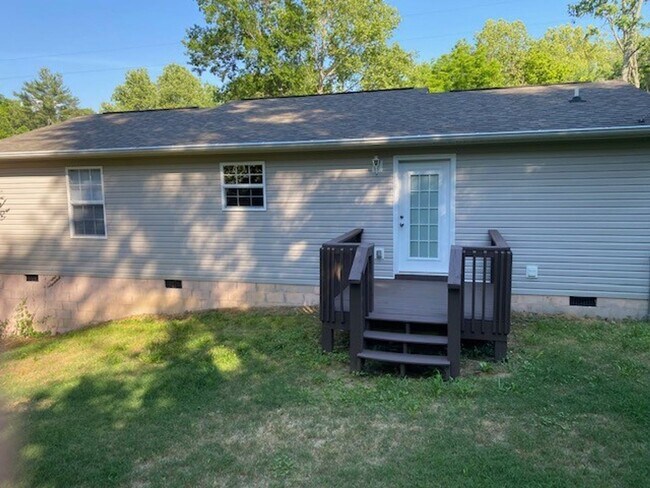 Building Photo - Knoxville 37920 - 3 bedroom, 2 bath home with fenced yard, Showings begin May 29, 2026 - Contact ...