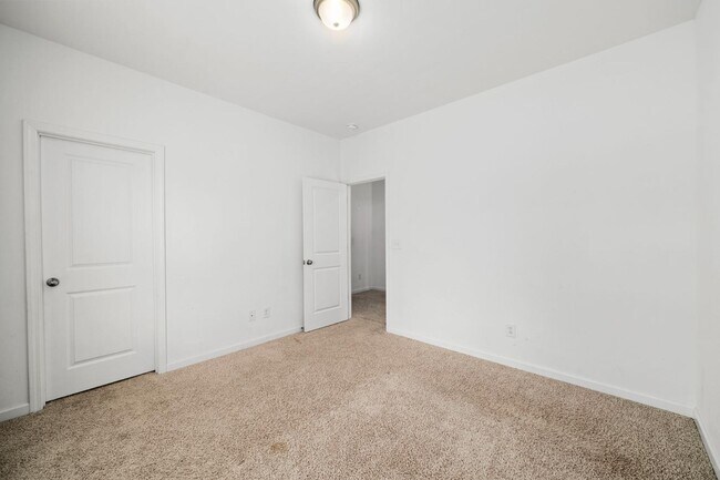 Building Photo - 2108 Charmond Dr