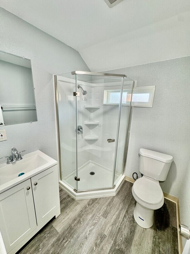Building Photo - Spacious 2BD/1BA on 2nd Floor with In-Unit...