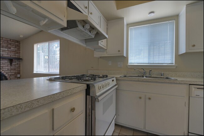 Building Photo - 4109 Roxbury Dr