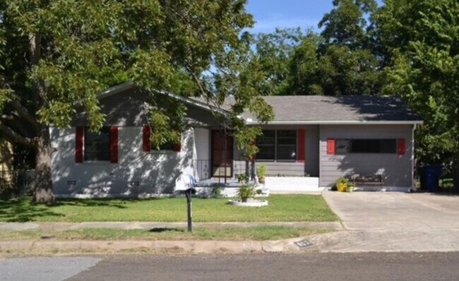 Primary Photo - Spacious 4 Bed 2 Bath with Enclosed Patio ...