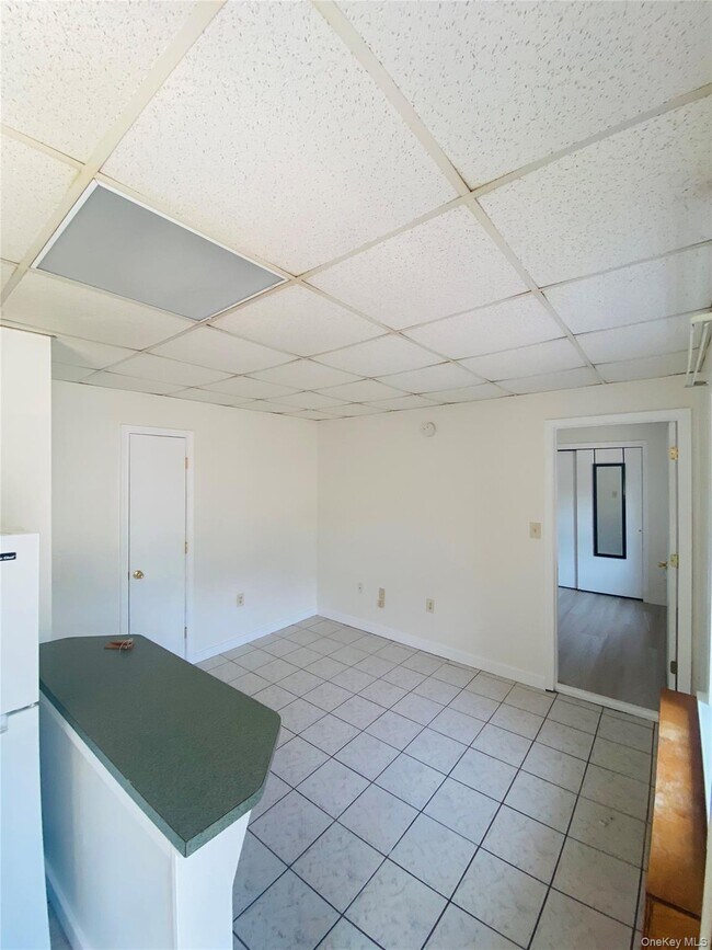 Building Photo - 1000 US-9W