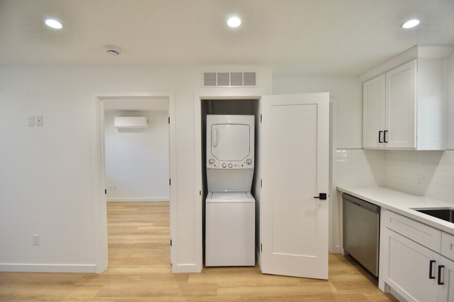 Building Photo - 14418 Dickens St