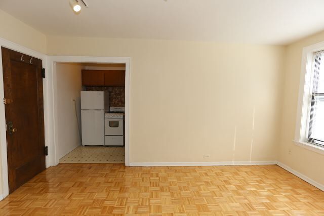 Building Photo - 742 W Belmont Ave