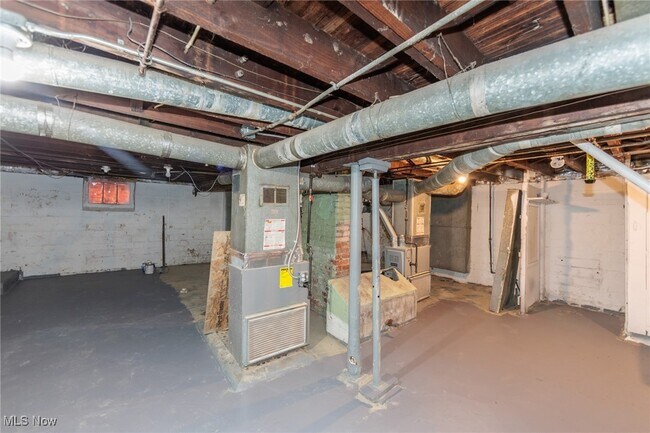 Building Photo - 2035 Chesterland Ave