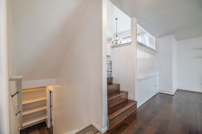 Building Photo - 4 Bed 3 Bath Located in Maple Hill Availab...