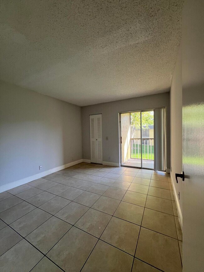 Building Photo - 814 Meadows Cir