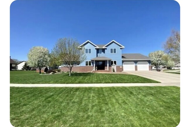 Building Photo - 810 Briarwood Dr