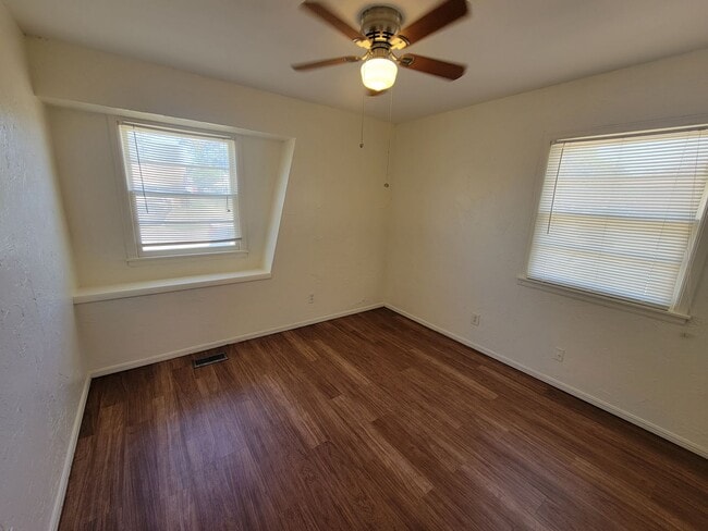 Building Photo - 3 bed in Bethany ready for new tenant!