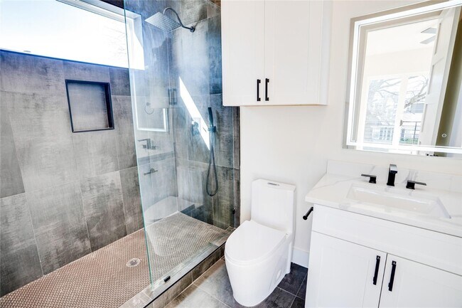 Building Photo - Open concept home with luxury finishes