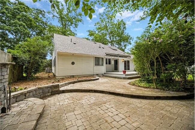 Building Photo - 1044 Commodore Dr