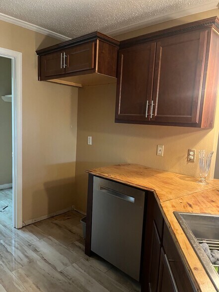 Building Photo - 15457 Woody Dr