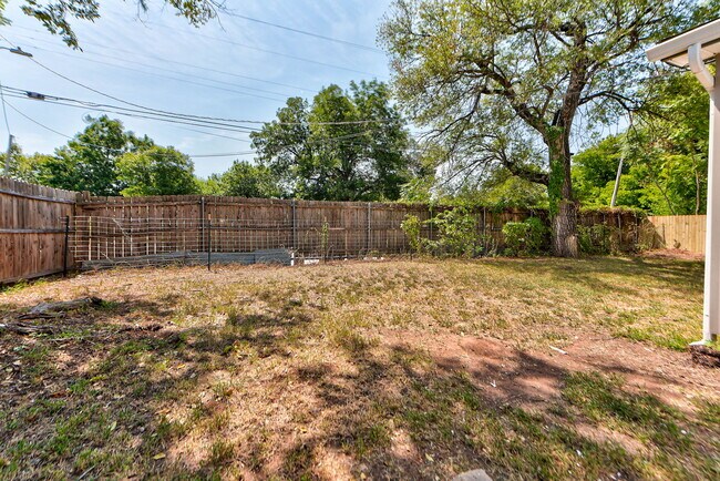 Building Photo - 204 S Stewart Ave