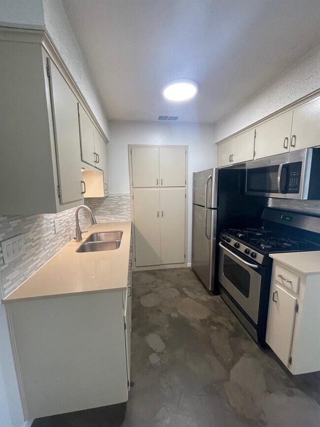 Building Photo - 8005 Pinedale Cove