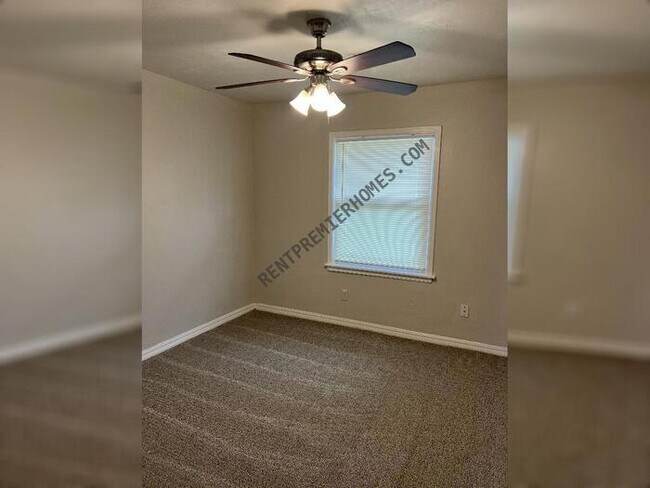 Building Photo - 2000 Lanesboro Dr