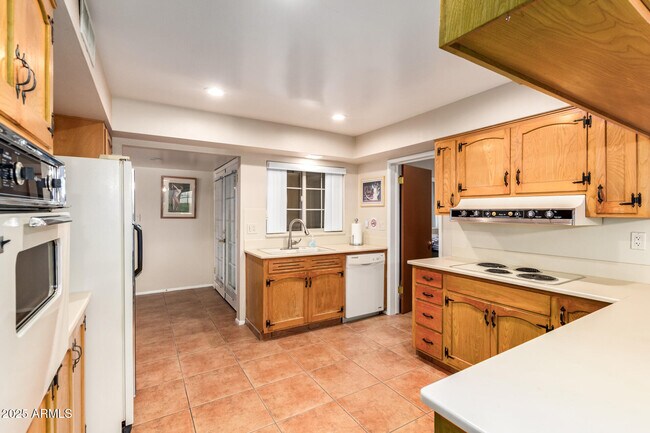 Building Photo - 6419 E Cactus Rd