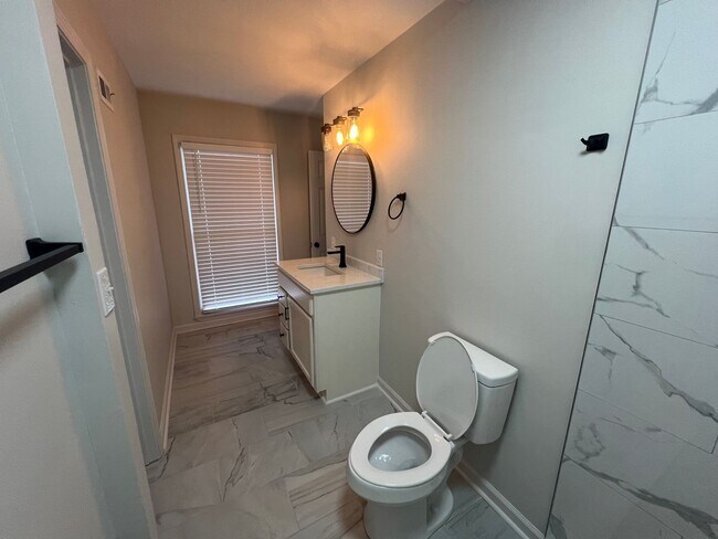 Building Photo - 3 Bedroom 2 Bathroom. Single Level Home.