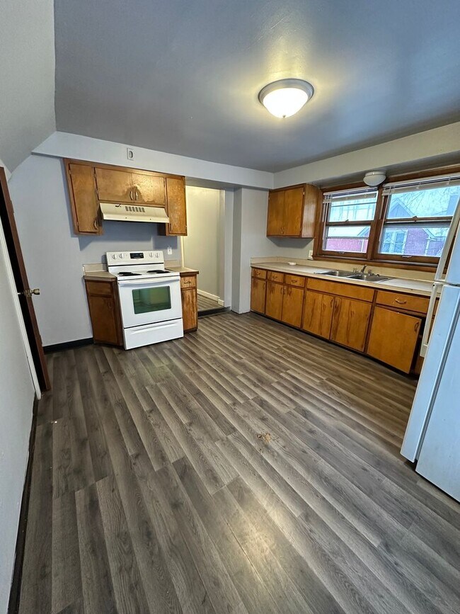 Building Photo - 1019 E Grand Ave