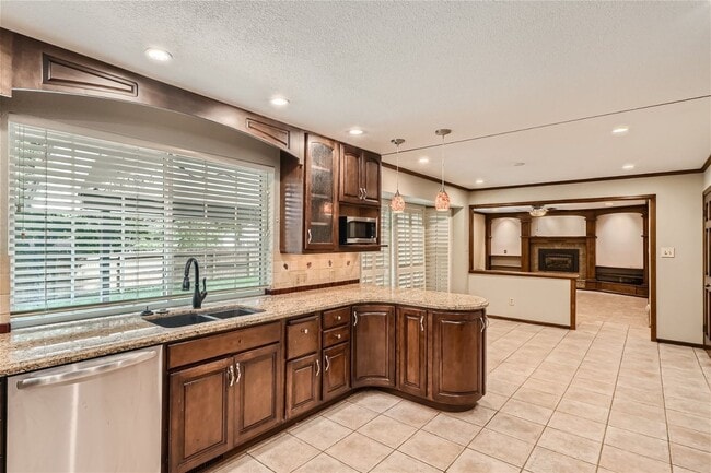 Building Photo - **Stunning 5-Bedroom 4-Bathroom Home in Li...