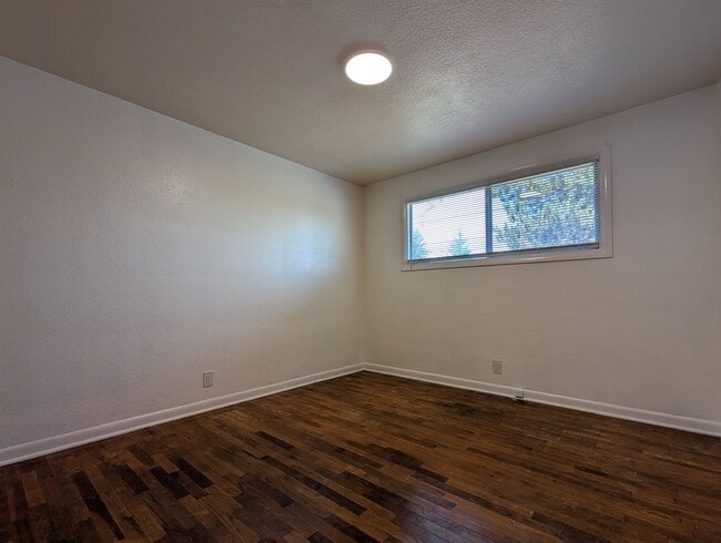 Building Photo - Spacious 2bd/1bth ~ w/ 1 Car Garage - Fantastic Location ~ Close to Everything!!