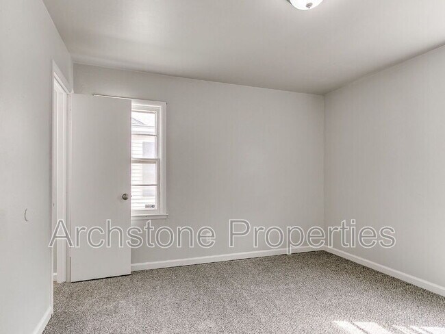 Building Photo - 2312 Mustang St