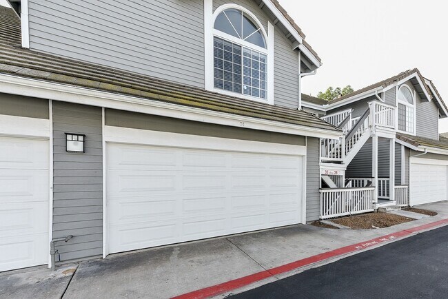 Building Photo - Remodeled 3 Bed Penthouse Condo