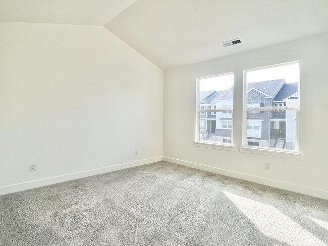 Building Photo - Beautiful Townhome at Mountain Ridge!