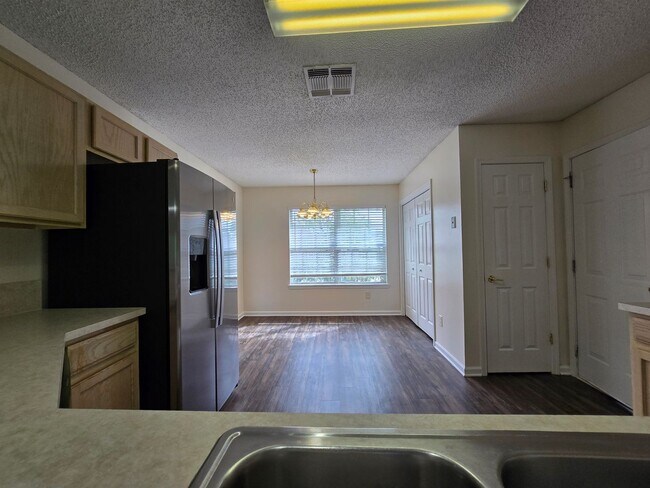 Building Photo - Move-In Special 1/2 Off First Months Rent