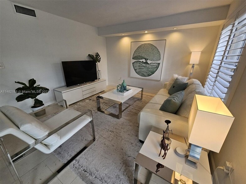 Building Photo - 5570 SW 70th Pl S