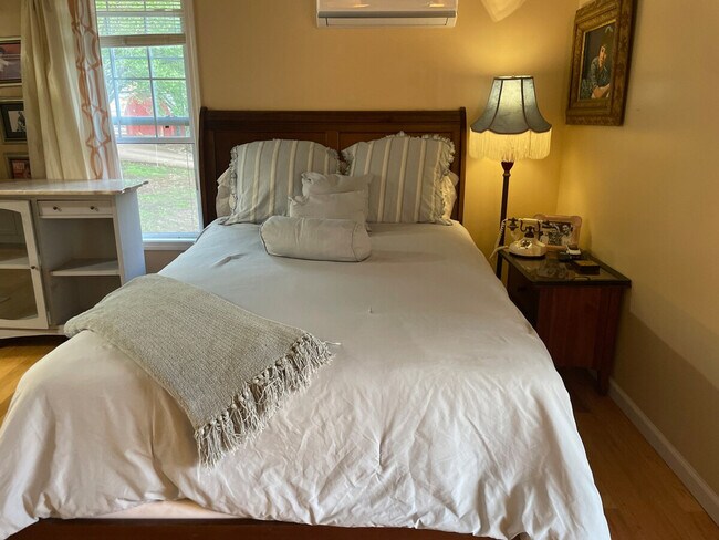 Building Photo - 198 Schools Dr