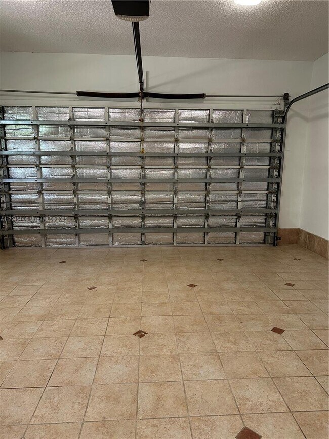 Building Photo - 10600 SW 69th Ave