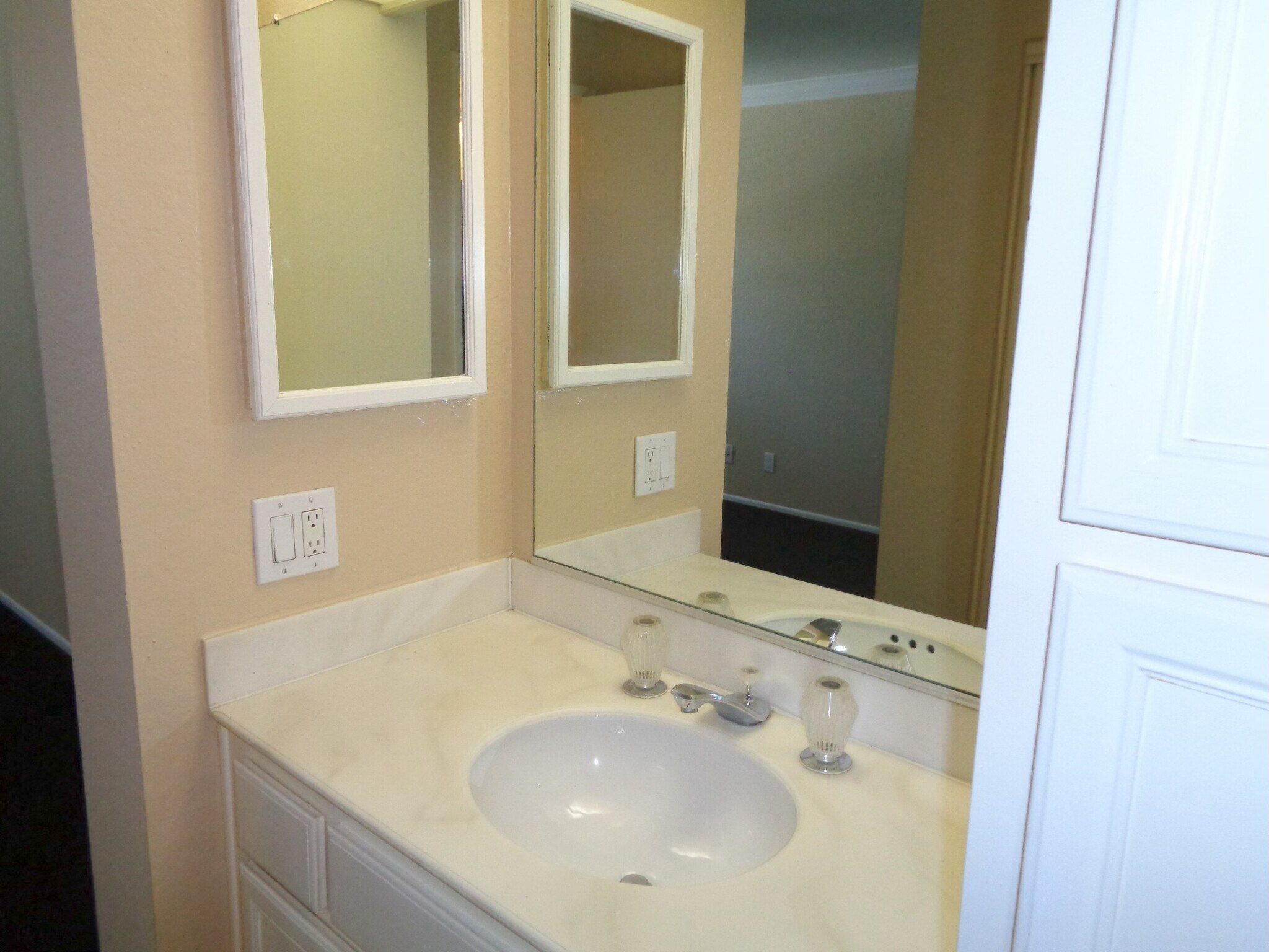 Building Photo - 5 Bridle Ln