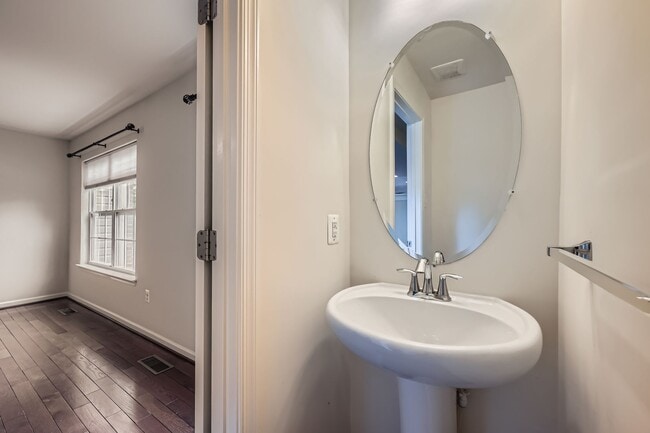 Building Photo - Spacious & Stylish 3BR/2.5BA TH in Frankli...
