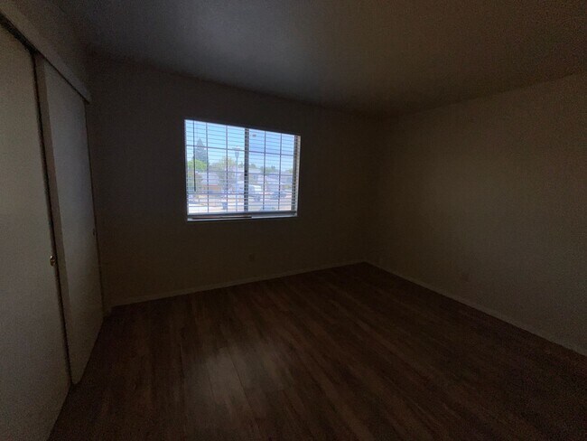 Building Photo - Two Story, 4BR/2.5BA, Very Large Backyard ...