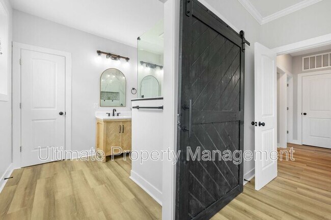 Building Photo - 610 N 10th St