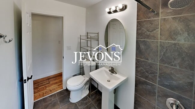 Building Photo - Charming 3-bedroom home with large fenced ...