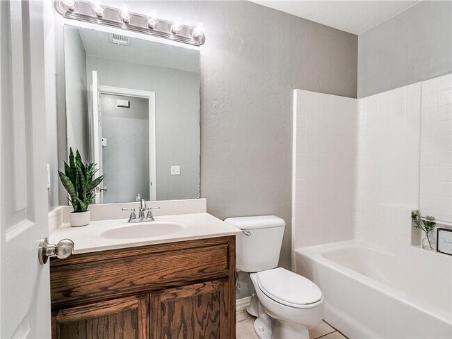 Building Photo - Beautiful Three Bedroom in South Norman!