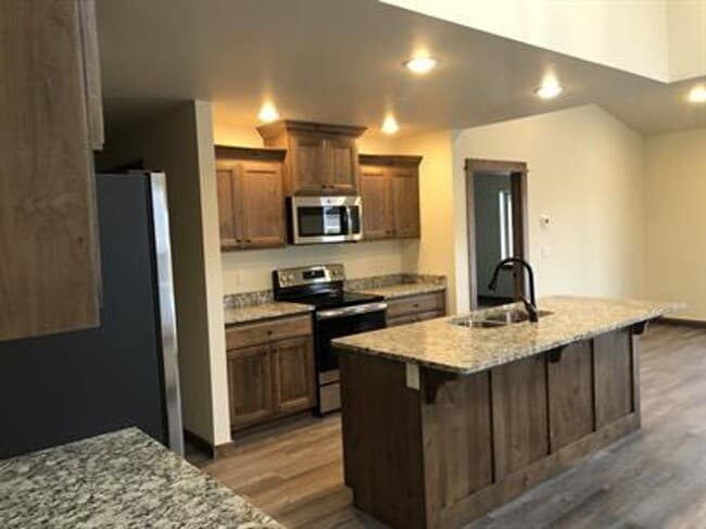Building Photo - Spacious and Nicely Finished Townhome in Bozeman