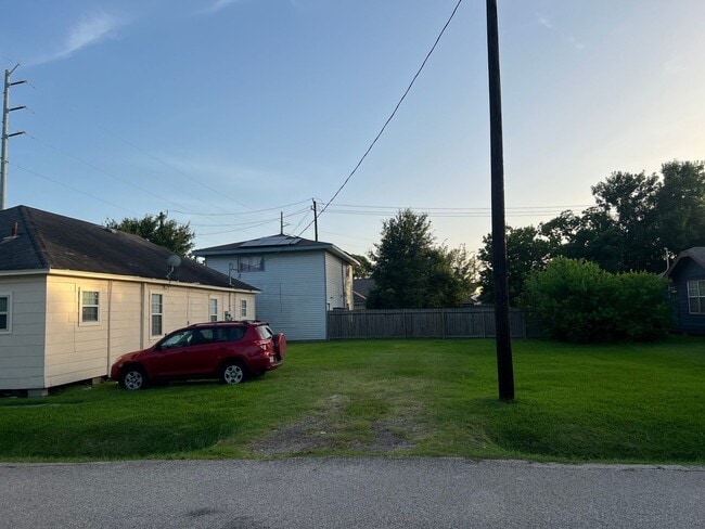 Building Photo - Charming 2BR Duplex in La Porte