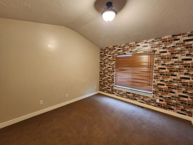 Building Photo - ELF PRICED! 3 bd. 2.5 bath Luxury Townhome!